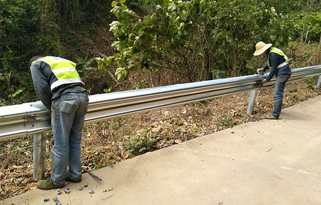 楚雄高速公路护栏的定期维护与保养