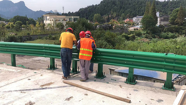 楚雄高速公路护栏板的维护确保道路安全的关键环节