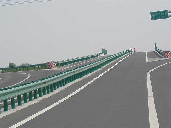 楚雄高速公路护栏的材质与规格
